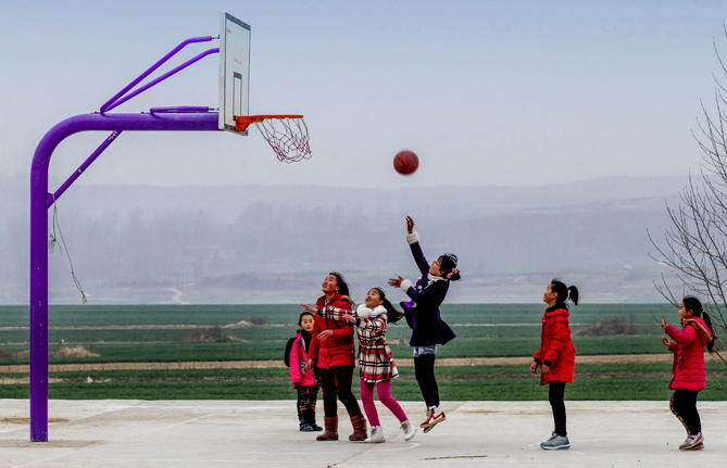 《偏远山区有了篮球场》摄影：冯立军.jpg